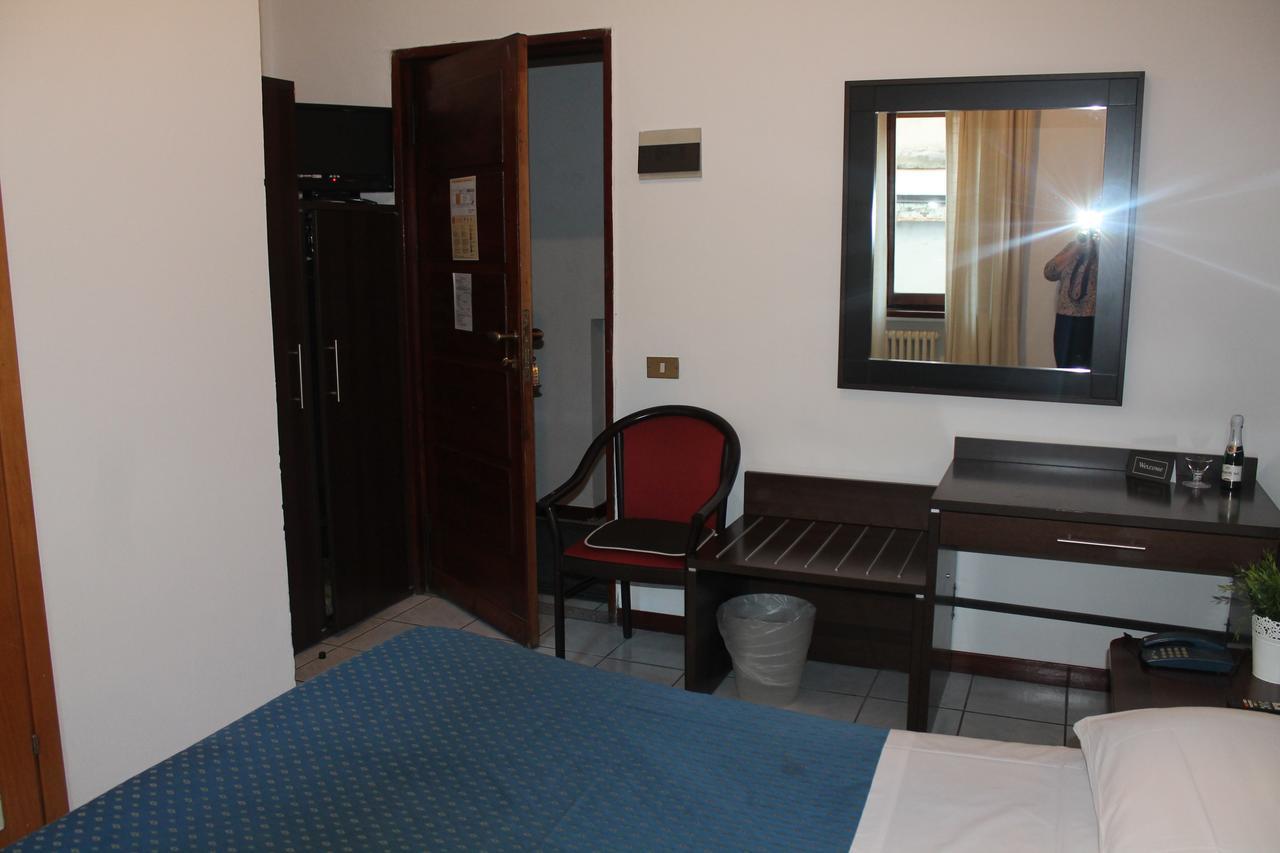 Hotel Catalani E Madrid Милан Экстерьер фото